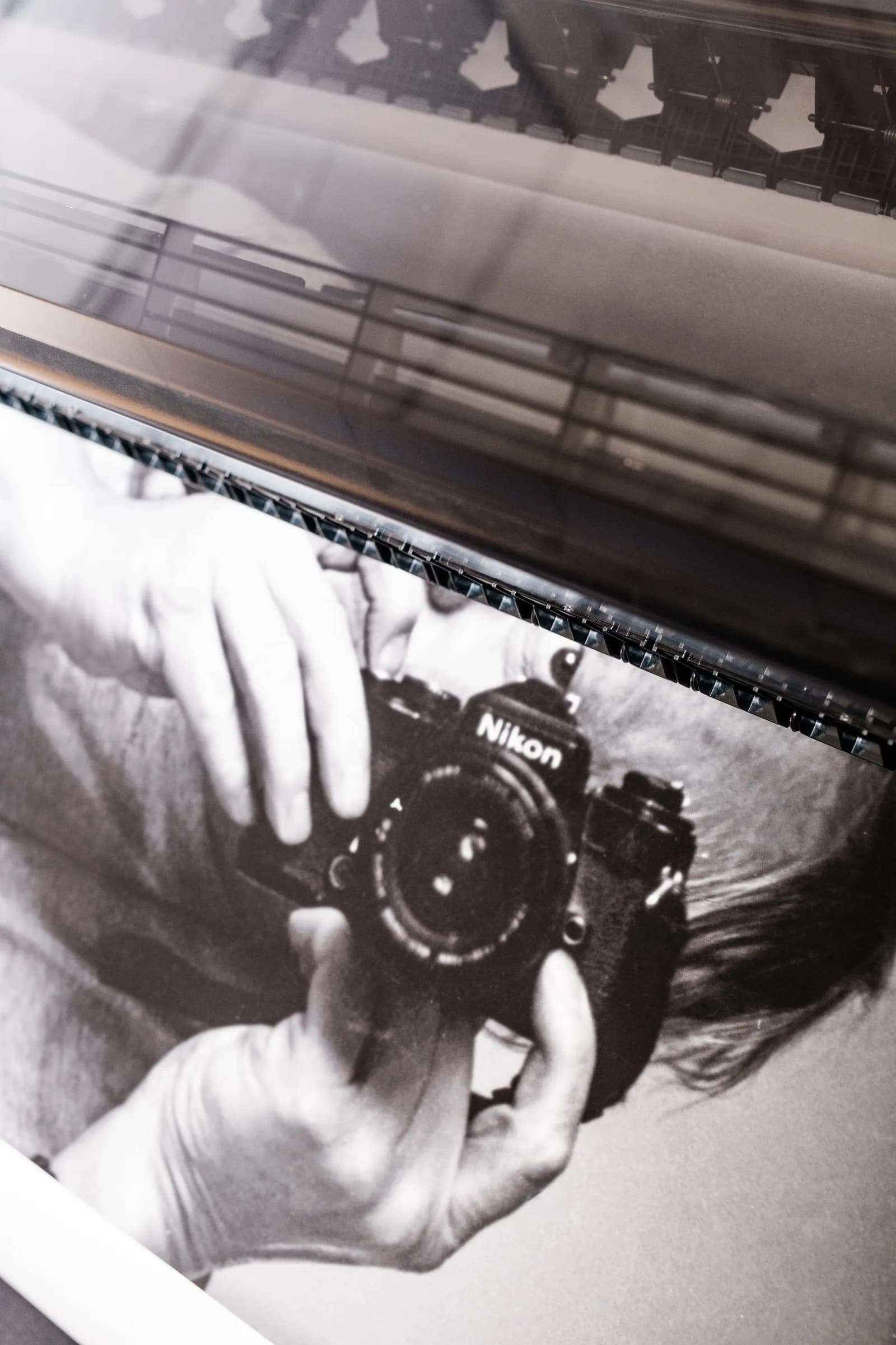 Et fotografi af Jan Troell med et kamera kommer ud af printeren