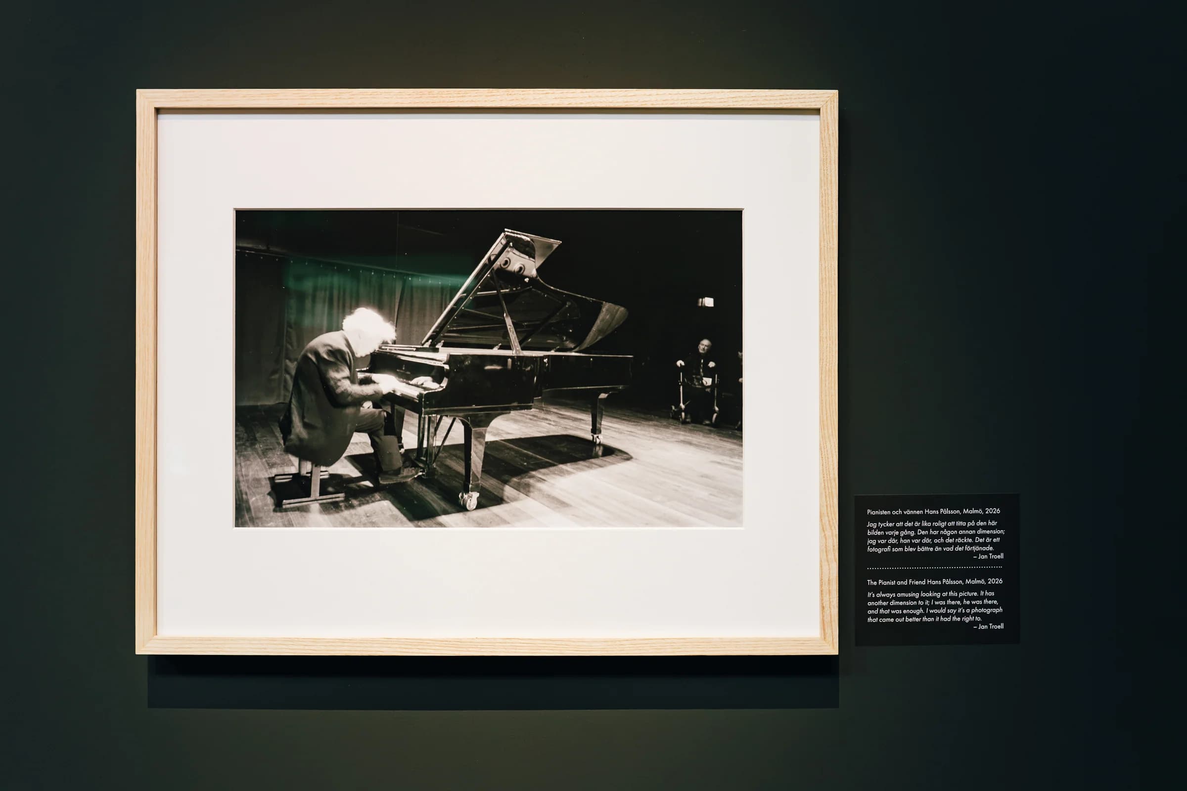 Et indrammet fotografi af pianisten Hans Pålsson på udstillingen Jeg er et kamera