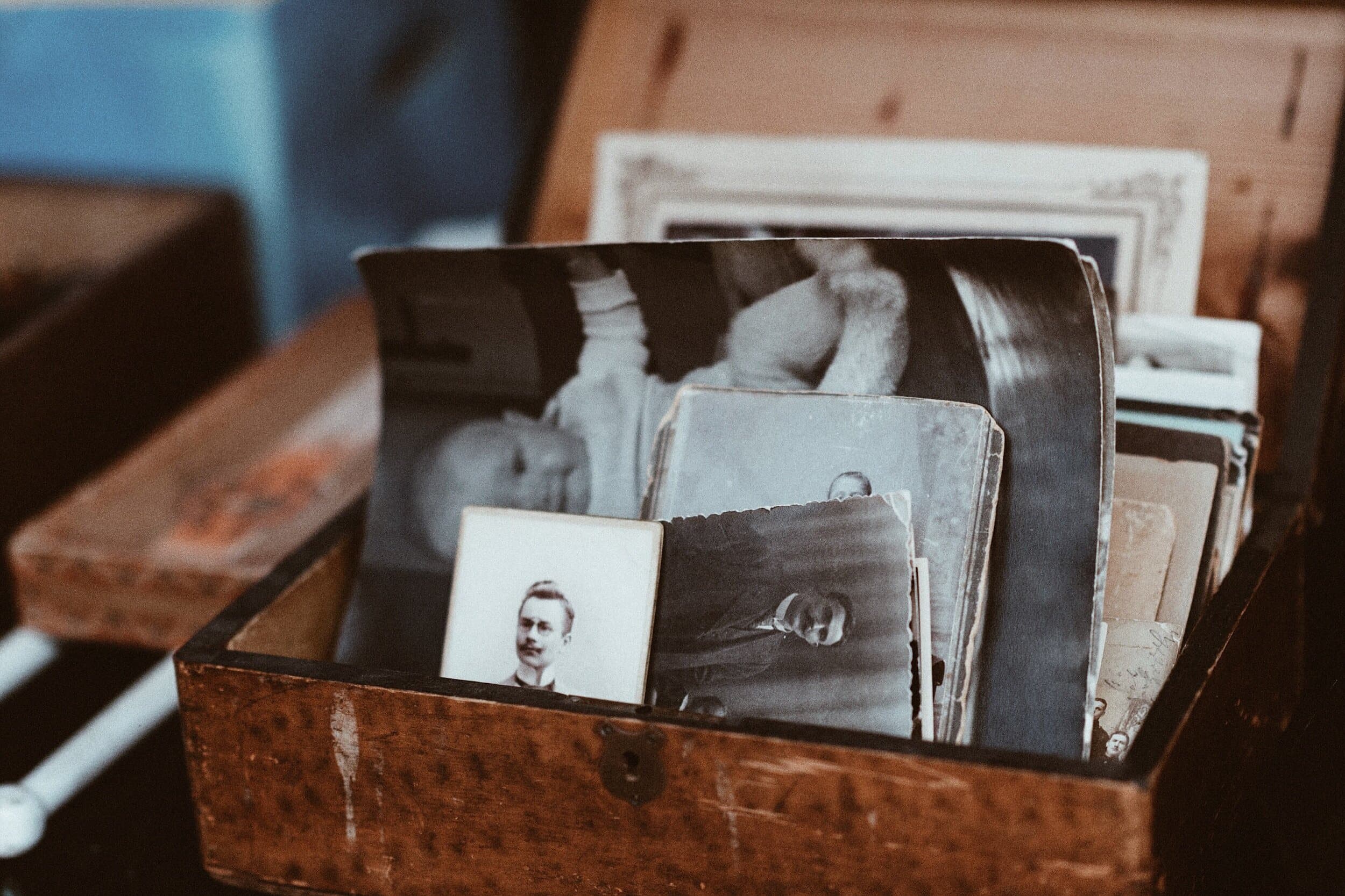 Bevar din visuelle arv. Vi digitaliserer negativer, dias og gamle fotografier med højeste præcision. Gør materialet klar til print, indramning eller sikker digital arkivering. Giv dit familiearkiv nyt liv.