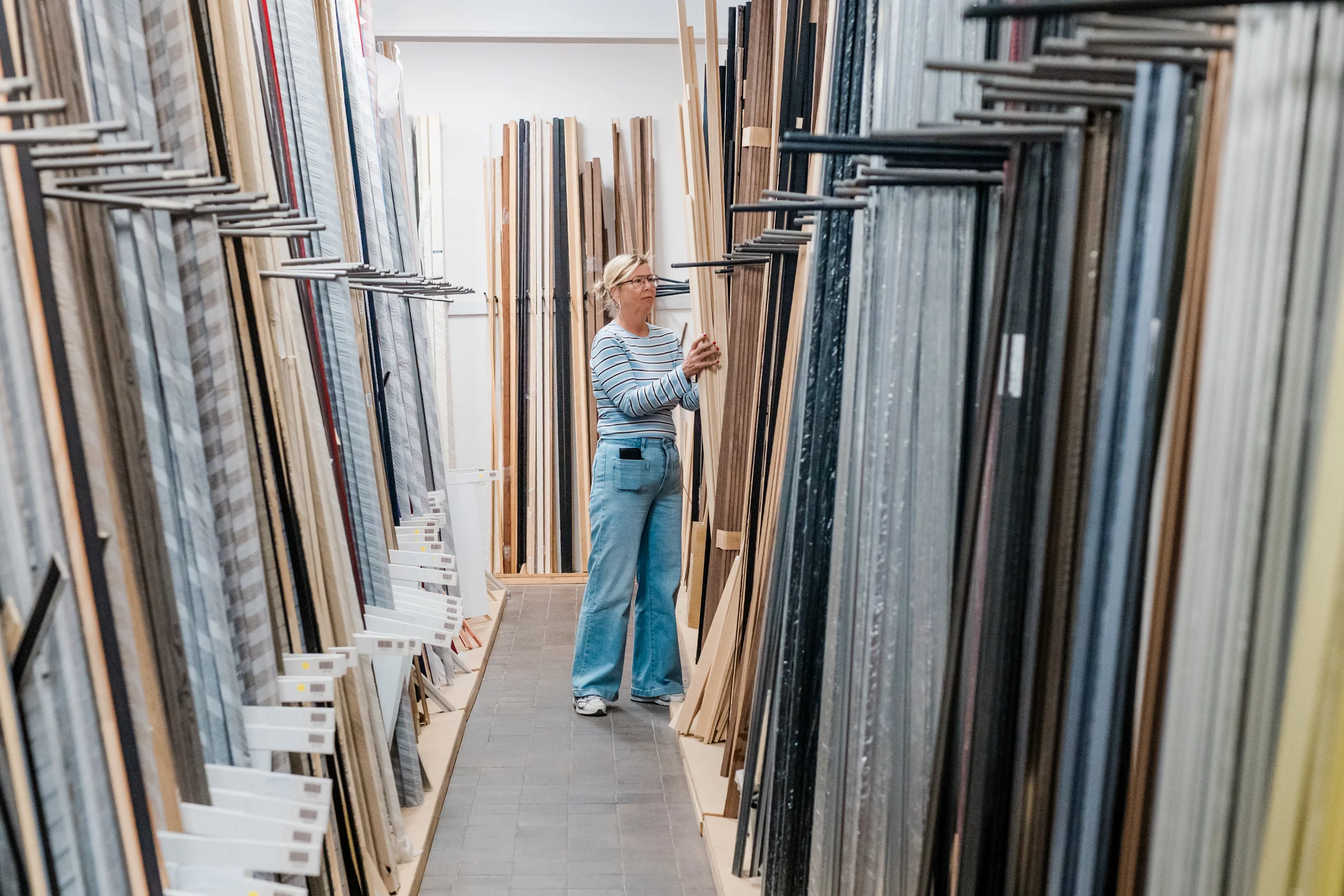 Selecting wood profiles for the exhibition frames