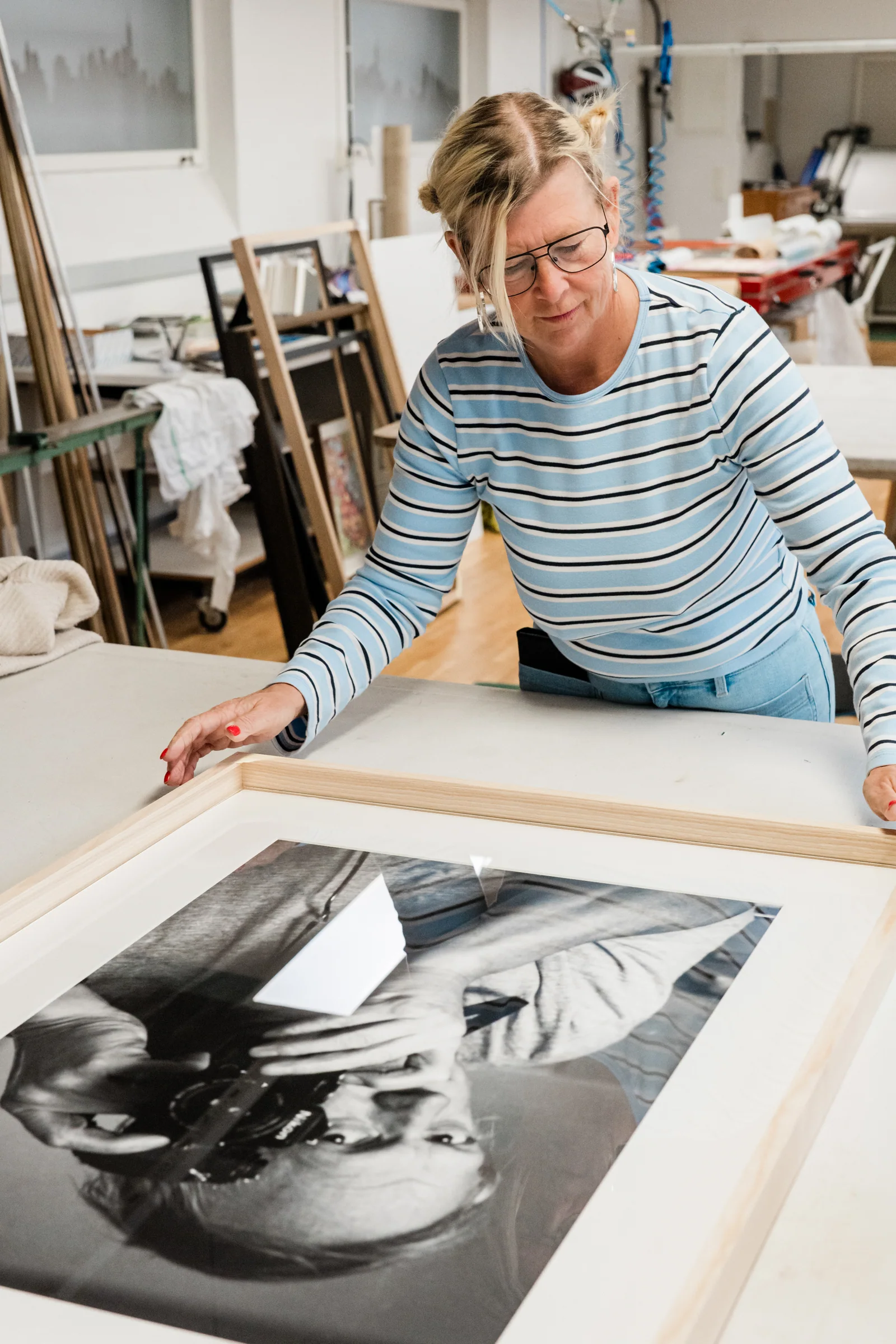 Mounting and quality control of a framed photograph