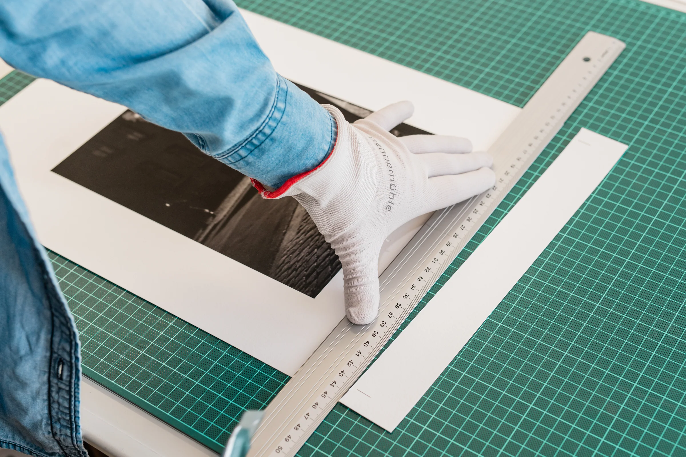 Precise trimming of a photographic fine art print